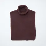 Cuello babero tejido en color bordó, con diseño de cuello alto tipo polera y terminación acanalada en el borde inferior.