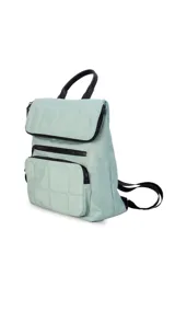 Mochila de nylon capitoneada color celeste, con diseño acolchado en cuadrícula. Posee un compartimento principal con cierre y solapa, además de dos bolsillos frontales con cierres negros a la vista.