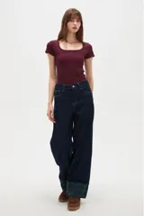 Body de manga corta, ajustado al cuerpo, con cuello redondo y cierre inferior con broches.