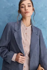 Blazer de corte recto y silueta relajada, de color tostado, con solapas clásicas y bolsillos con solapa en los laterales.