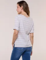 Remera de algodón a rayas horizontales beige y blancas, de corte recto, escote bote y mangas cortas con presilla y botón decorativo.