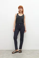 Pantalón de mezclilla de corte slim fit, color azul marino oscuro, con tiro medio y cierre de botones.