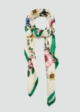 Pañuelo cuadrado de viscosa con diseño estampado de flores y bordes en tonos tostado y crudo.