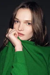 Jersey de punto liso color verde, con cuello redondo y manga larga. Confeccionado en lana suave.