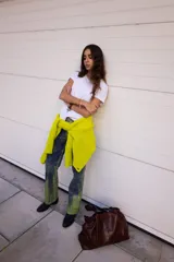 Saco de tejido de punto grueso en color verde lima, con cuello alto tipo polera, diseño holgado y mangas largas.