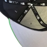 Gorro New Era 59Fifty del equipo de baloncesto Chicago Bulls, con visera plana color azul y logo del equipo bordado en el frente.