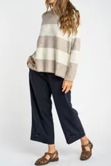 Sweater de punto con rayas horizontales color borgoña y beige, con cuello redondo y mangas largas.