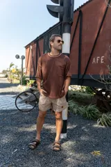 Bermuda color beige de pana con corte recto, calce cómodo, bolsillos laterales y traseros, y elástico en la cintura.