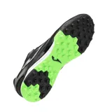 Championes de fútbol 5 Joma Dribling 2601 Black, de color negro con detalles en plateado y verde. Cuenta con upper de piel sintética y paneles de mesh transpirable, refuerzo en la puntera y suela multitaco de caucho con entresuela blanca.