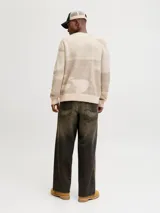 Sweater de punto con diseño estampado, cuello redondo, manga larga y ajuste relajado. Presenta puños y ruedo acanalados, ofreciendo una textura suave y elástica.