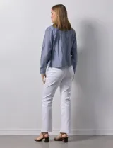 Camisa tipo campera de lino marca Dash, color blanco, con cierre frontal de botones, cuello camisero y bolsillos con solapa en el pecho.