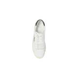 Championes Saint Laurent Court Classic SL/06 de cuero blanco con detalles en negro, incluyendo el talón y el logotipo bordado en el lateral. Suela de goma texturizada.