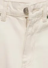 Jeans de tiro medio color blanco, de corte recto y diseño crop con bajo deshilachado, con cinco bolsillos, trabillas para cinturón y cierre frontal con cremallera y botón.
