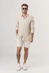 Camisa de lino color beige, de corte recto y manga larga.