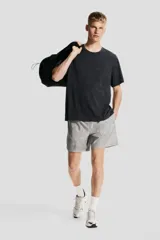 Remera deportiva negra de corte estándar y manga corta, con cuello redondo. Presenta un tejido funcional con tecnología DryMove™ y un sutil estampado jaspeado en tono más oscuro.