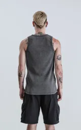 Musculosa básica de tela morley en color gris oscuro, con corte slim-fit y cuello redondo con acabado desgastado.