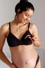 Soutien maternal de algodón elastizado, sin aros, con breteles anchos regulables y sistema de clip para lactancia.