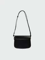 Clutch de cuero negro con solapa frontal y cierre magnético. Presenta el icónico logo metálico dorado en forma de corazón con la letra A en el centro. Incluye una correa fina ajustable y extraíble para llevar al hombro o cruzada.