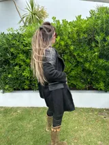 Tapado marrón con interior de corderito blanco, cierre frontal con cremallera, bolsillos laterales con cremallera, detalles acolchados en los hombros y puños con corderito.