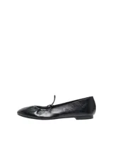 Zapatos tipo chatitas y ballerinas de color negro, con diseño clásico de punta redonda y detalle de lazo en la parte delantera.
