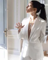 Collar largo de diseño artesanal compuesto por piezas irregulares de alpaca maciza unidas por eslabones, montado sobre un cordón de algodón natural con sistema de nudo corredizo ajustable.