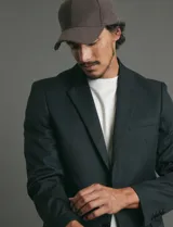 Traje de corte slim fit compuesto por saco de dos botones y pantalón de vestir a juego. Presenta una silueta entallada y moderna.