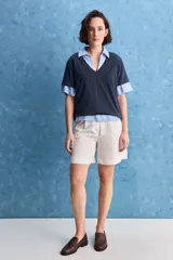 Remera blanca de algodón con escote en V y mangas cortas, de calce amplio y cómodo.