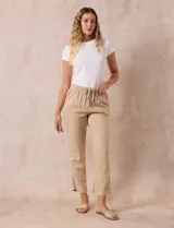 Pantalón de algodón color beige, marca Dash. Con pretina elastizada, lazo de ajuste, bolsillos delanteros y bolsillos traseros simulados.