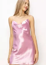 Vestido corto estilo lencero de satén, con escote drapeado y breteles finos ajustables.