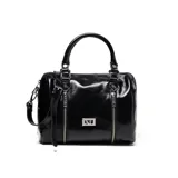 Cartera tipo baúl confeccionada en cuero negro con acabado brillante. Cuenta con dos manijas superiores, correa larga regulable y desmontable, detalles de cierres frontales verticales y herrajes metálicos plateados con el logo de la marca.