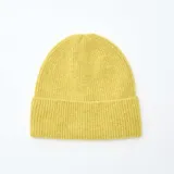 Gorro de punto tipo beanie en color verde lima, con diseño acanalado y borde doblado.