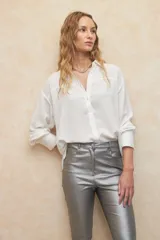 Pantalón chupín color dorado metalizado.