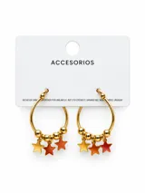 Aros argollas dorados con dijes colgantes de estrellas esmaltadas en tonos degradados de amarillo y naranja, acompañados de cuentas esféricas doradas.