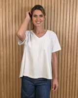 Remera básica de algodón color blanco crudo, con escote en V y corte evasé de manga corta.