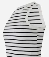Musculosa básica de rib, color blanco con rayas horizontales negras y cuello redondo.