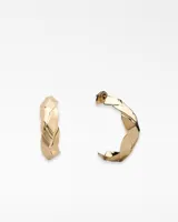 Aros metálicos trenzados de diseño tipo argolla con acabado dorado y cierre de broche.