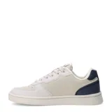 Championes urbanos Umbro modelo Milo, con diseño de paneles en tonos beige y blanco, y detalles en azul marino en el talón y logo lateral. Presenta puntera perforada y suela de goma al tono.