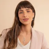 Conjunto de collar y dije en plata 925. El dije presenta un diseño estilizado en forma de hoja o gota, compuesto por dos estructuras entrelazadas, una de ellas con acabado brillante y la otra con textura sutil.