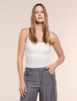 Top crop texturado color blanco, con escote recto y doble tirante fino.
