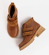 Bota corta de cuero vacuno color negro, con suela de caucho tipo tractor y cierre mediante doble tira de velcro en el empeine.