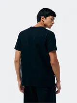 Camiseta marrón de corte recto y mangas cortas.