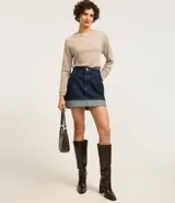 Blusa slim de tejido acanalado con cuello redondo y mangas largas con sisa raglán. Presenta una textura suave y diseño liso.