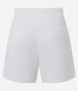 Short sastre de cintura alta con estructura definida, bolsillos laterales decorados con tachuelas metalizadas y recortes delanteros con costura aparente.