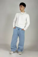 Pantalón jean celeste de corte amplio, estilo cargo, con bolsillos laterales y traseros.