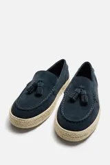 Mocasín casual azul marino de piel serraje con detalle de borlas en el empeine y suela recubierta de yute.