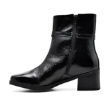 Bota corta de cuero color marrón oscuro, con taco cuadrado bajo y punta cuadrada. Presenta una correa delgada con hebilla dorada alrededor del tobillo.