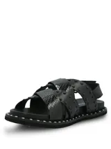 Sandalias negras de cuero con tiras cruzadas, tachas metálicas aplicadas y suela de EVA. Cuentan con tira ajustable en el talón con hebilla y ribete con tachas en la plataforma.