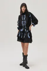 Blusa blanca de viscosa con cuello mao, mangas largas abullonadas y bordados florales en el frente y las mangas.