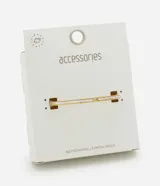 Pulsera rígida de metal dorado con diseño minimalista, decorada con una hilera de cristales engastados y una aplicación de nácar en uno de sus extremos.