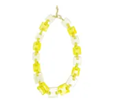 Collar con cadena de eslabones cuadrados de resina color amarillo y blanco.